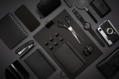 Office koyu gri arka plan üzerinde siyah nesnelerden. İş bir
