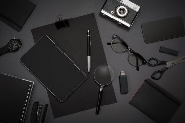 Office koyu gri arka plan üzerinde siyah nesnelerden. İş bir