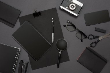 office öğeleri ve iş öğelerini bir masa üzerine iş yeri. marka için kavram. Üstten Görünüm.