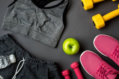 Kadın giyim, spor ayakkabı ve gri arka plan üzerinde su şişe ile sporcular ayarla