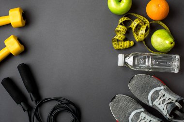 Fitness gıda ve donanımı ile egzersiz planı üzerinde gri arka plan, üstten görünüm