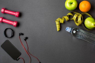 Sporcular ayarla şişe su ile koyu gri arka plan üzerinde