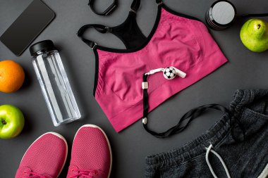 Karanlık kattaki fitness Spor aksesuarları. Sağlıklı yaşam konsepti.