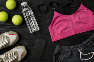 Spor malzemeleri ve koyu ahşap arka plan, üstten görünüm aşınma