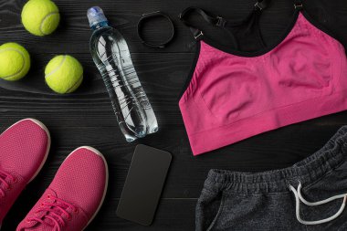 Fitness gıda ve ekipmanları egzersiz planı üzerinde koyu arka plan, üstten görünüm