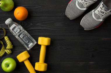 Fitness gıda ve ekipmanları egzersiz planı üzerinde koyu arka plan, üstten görünüm