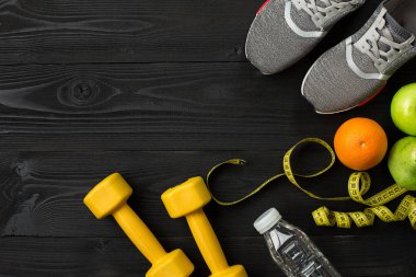 Spor malzemeleri ve koyu ahşap arka plan, üstten görünüm aşınma