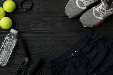 Fitness ekipmanları ile egzersiz planı üzerinde koyu arka plan, üstten görünüm