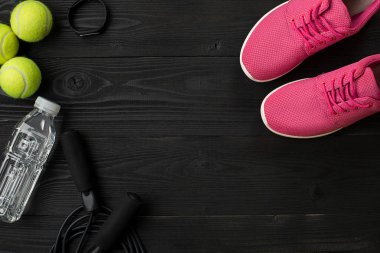 Sporcu kadın giyim ve şişe suyu ile koyu arka plan üzerinde ayarla