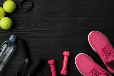 Fitness gıda ve ekipmanları egzersiz planı üzerinde koyu arka plan, üstten görünüm