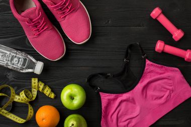 Kadın giyim, spor ayakkabı, şişe su koyu arka plan üzerinde ile sporcular ayarla