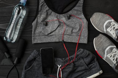 Fitness ekipmanları ile egzersiz planı üzerinde koyu arka plan, üstten görünüm