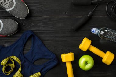 Kadın giyim, spor ayakkabı, şişe su koyu arka plan üzerinde ile sporcular ayarla