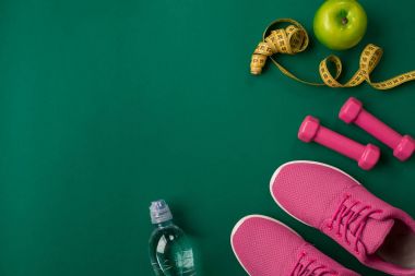 Yeşil arka plan, üstten görünüm üzerinde fitness gıda ve ekipmanları egzersiz planı