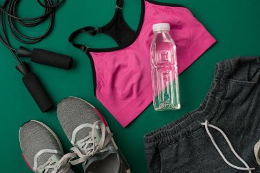 Yeşil arka plan, üstten görünüm üzerinde fitness gıda ve ekipmanları egzersiz planı