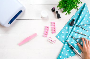 Manikür seti ve ahşap arka plan üzerinde tırnak cilası