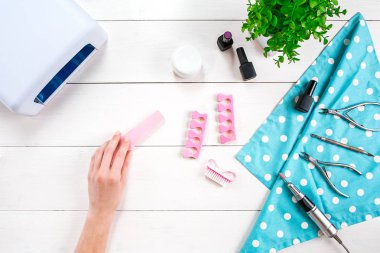 Manikür seti ve ahşap arka plan üzerinde tırnak cilası