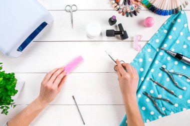 Manikür seti ve ahşap arka plan üzerinde tırnak cilası