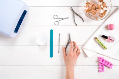 Manikür seti ve ahşap arka plan üzerinde tırnak cilası