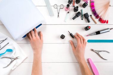 Manikür seti ve ahşap arka plan üzerinde tırnak cilası