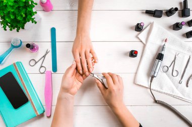 Manikür için istemci. Bir manikürcü ve istemci bir ahşap zemin üzerine Close-Up