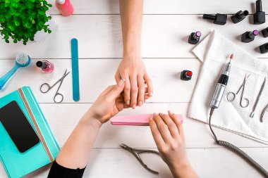 Manikür için istemci. Bir manikürcü ve istemci bir ahşap zemin üzerine Close-Up