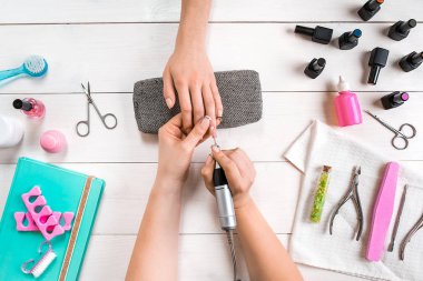 Manikür için istemci. Bir manikürcü ve istemci bir ahşap zemin üzerine Close-Up