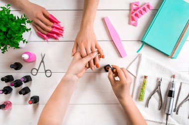 Manikür için istemci. Bir manikürcü ve istemci bir ahşap zemin üzerine Close-Up