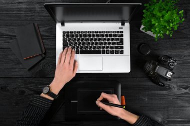 Ofis, banka donatımı ve becerikli bir ahşap Resepsiyon zemin üzerine karışımı. Yukarıdan görüntülemek.