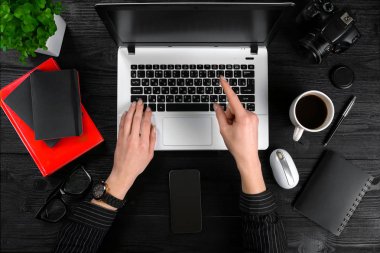 Bilgisayarda Office çalışan işkadını havai görünümü