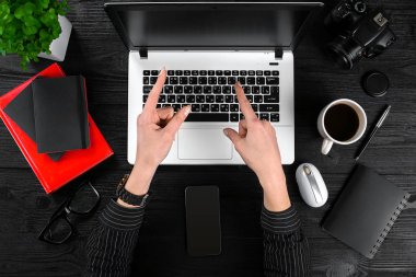 Bilgisayarda Office çalışan işkadını havai görünümü