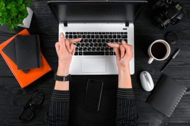 İş ve teknoloji Konu: el jest arka plan dizüstü karşı masada gösterilen siyah tişört içinde kadın.