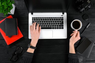 Ofis, banka donatımı ve becerikli bir ahşap Resepsiyon zemin üzerine karışımı. Yukarıdan görüntülemek.