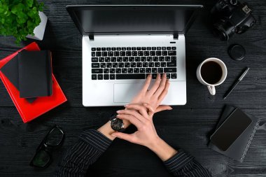 Ofis, banka donatımı ve becerikli bir ahşap Resepsiyon zemin üzerine karışımı. Yukarıdan görüntülemek.