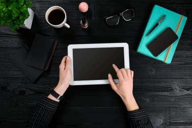 el Resepsiyon Masa üstten görünüm üzerinde beyaz tablet kullanımı