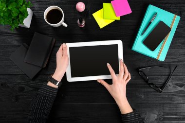 El kullanımı tablet Resepsiyon Masa Üstten Görünüm