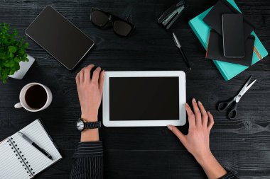 Bilgisayarda Office karanlık bir arka plan karşı çalışan işkadını havai görünümü