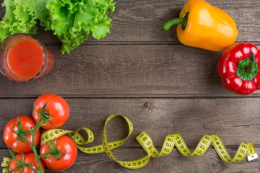 Bardak domates suyu ile sebze ve tablo yakın çekim üzerinde ölçüm bandı