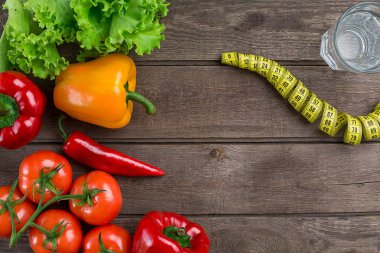 Sebzeli Fitness kavramı. Fitness motivasyon santimetre ile. Fitness sebep. Biber.
