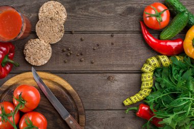Sebzeli Fitness kavramı. Fitness motivasyon santimetre ile. Fitness sebep. Biber.