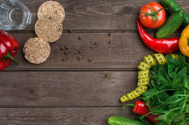 Sebzeli Fitness kavramı. Fitness motivasyon santimetre ile. Fitness sebep. Biber.