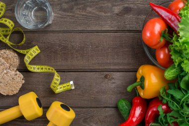 su ile sebze ve tablo yakın çekim üzerinde ölçüm bandı