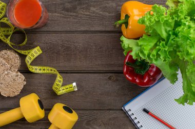 Bardak domates suyu ile sebze ve tablo yakın çekim üzerinde ölçüm bandı