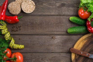 Spor ve diyet. Sebze ve santimetre. Biber, domates, salata rustik arka plan üzerinde