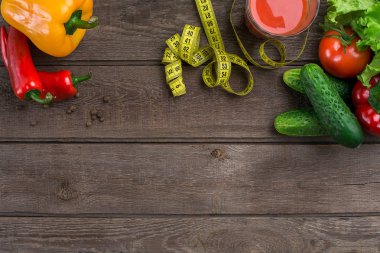 Spor ve diyet. Sebze, bir bardak domates suyu ve santimetre. Biber, domates, salata rustik arka plan üzerinde