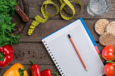 su ile sebze ve tablo yakın çekim üzerinde ölçüm bandı