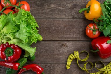 Sebzeli Fitness kavramı. Fitness motivasyon santimetre ile. Fitness sebep. Biber.
