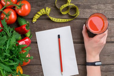 Spor ve diyet. Sebze, bir bardak domates suyu ve santimetre. Biber, domates, salata rustik arka plan üzerinde