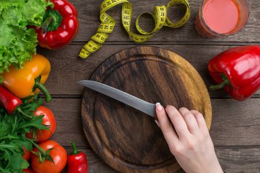 Erkek kesme sebze masada, üstten görünüm eller