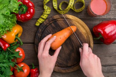 Masada, üstten görünüm havuç kesim erkek eller